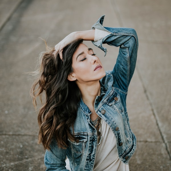 Portrait photo of reader Lisa Ray