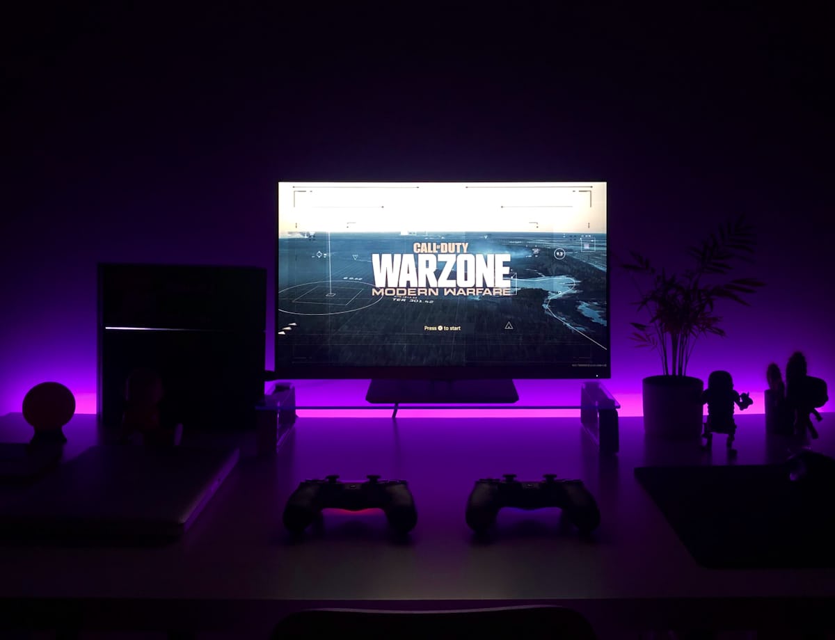 Online gaming community chat on screen